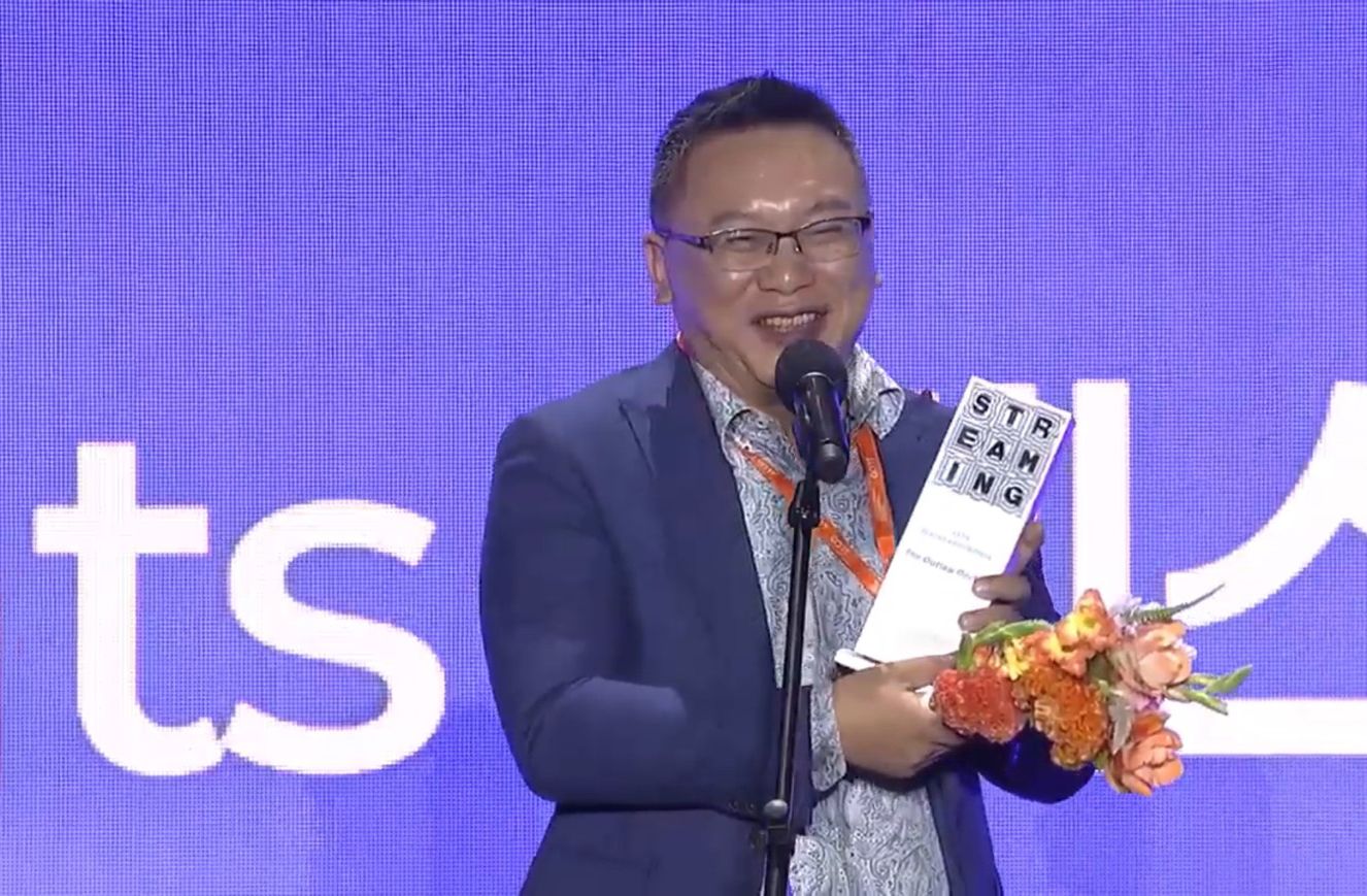 01A_《The Outlaw Doctor 化外之醫》代表台灣榮獲全球OTT大獎（Global OTT Awards），榮獲「最佳亞洲內容（Best Asian Contents）」大獎，製作人湯昇榮開心領獎。_圖片提供 公視、中華電信、瀚草.jpg